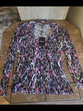DKNY Long Sleeve V-Neck Top in Pink, Black & Gray Abstract Print